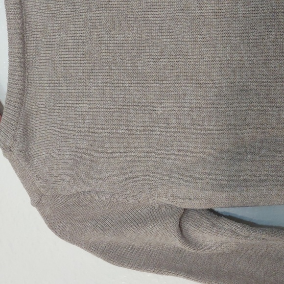 SLIGHTLY USED OLD NAVY SIZE XS TP COLOR CREAM 57% COTTON 43% POLYESTER - Picture 7 of 10